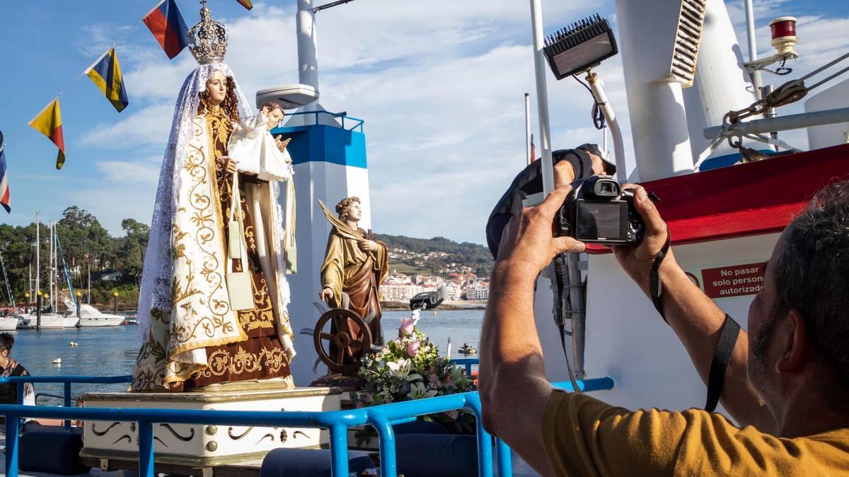 La imagen, a punto de comenzar la procesión marítima