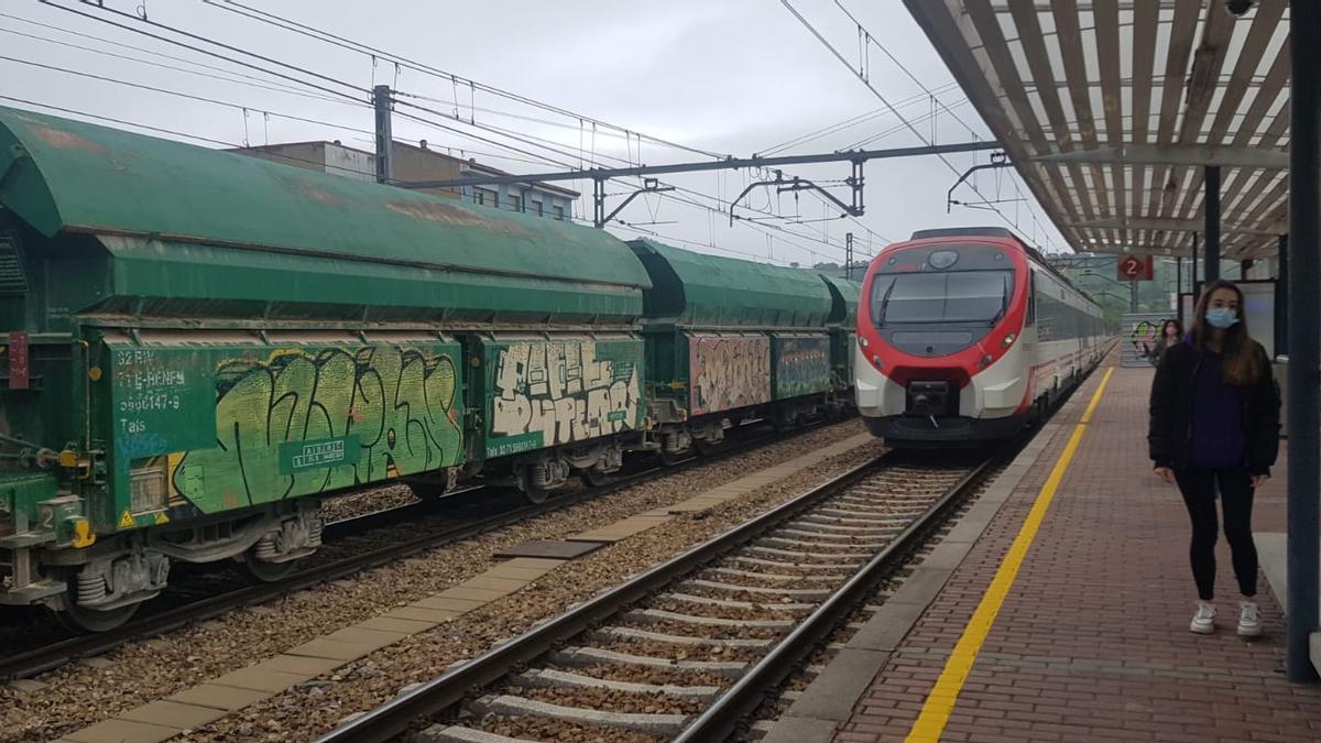 Circulación de un tren de Renfe Cercanías en una estación asturiana.