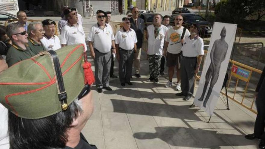 Seguidores de Millán Astray ante una foto de su estatua, ya retirada de la plaza que llevaba su nombre. / echave