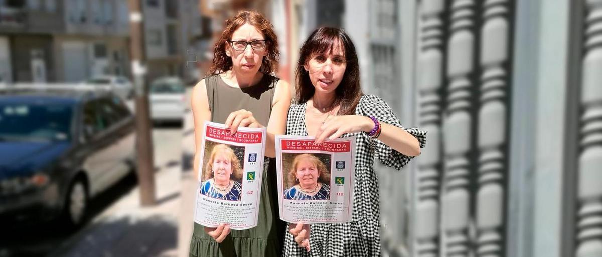 Ana y Raquel, las hijas de Manuela Barbosa, muestran los carteles con el rostro de su madre desaparecida.