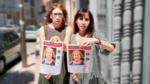 Ana y Raquel, las hijas de Manuela Barbosa, muestran los carteles con el rostro de su madre desaparecida.