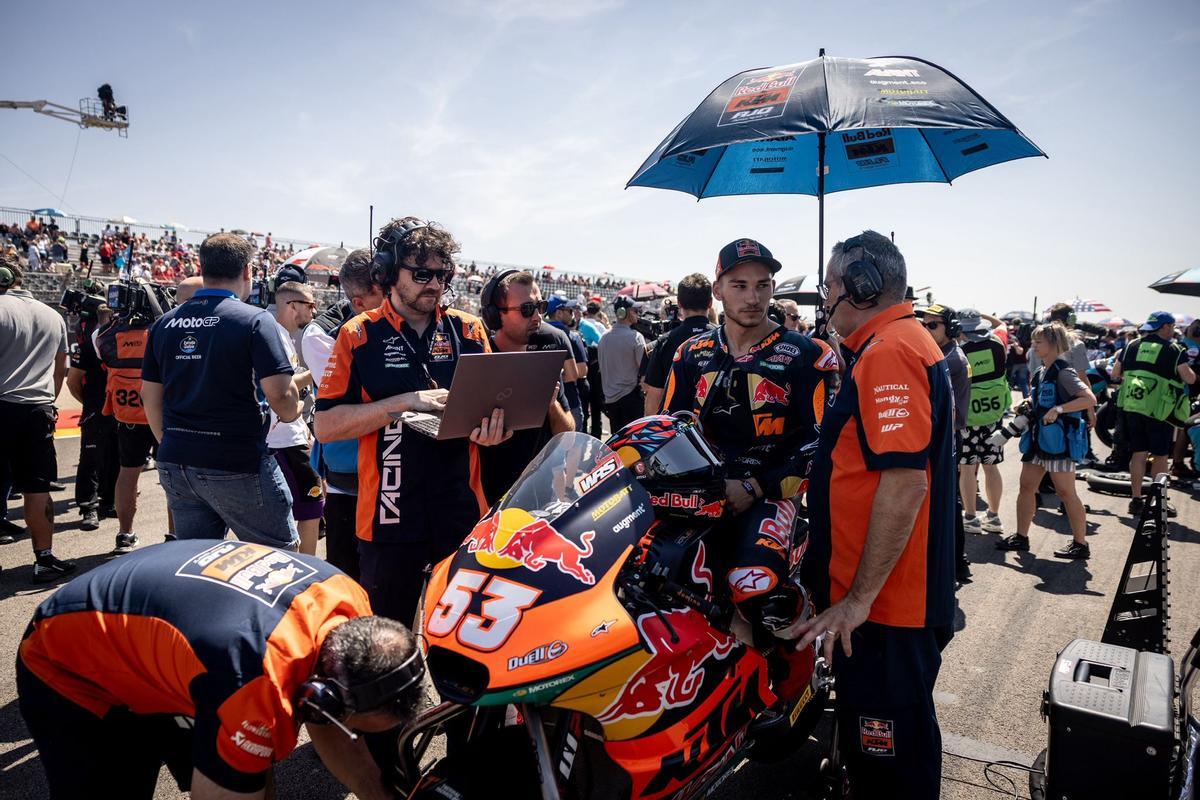 Deniz Öncü, ganador del Gran Premio de Aragón de Moto2, en la parrilla de salida Deniz Öncü, ganador del Gran Premio de Aragón de Moto2, en la parrilla de salida
