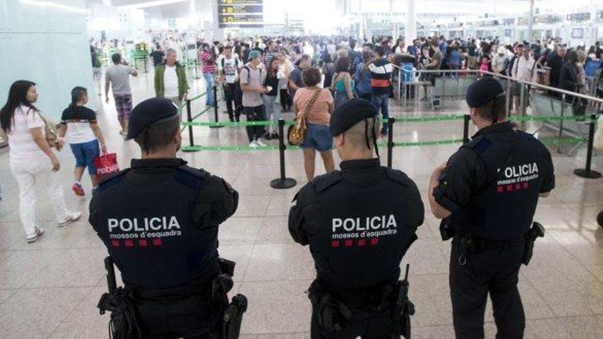 Mossos d&#039;Esquadra controlen els accessos a les portes d&#039;embarcament de l&#039;aeroport del Prat