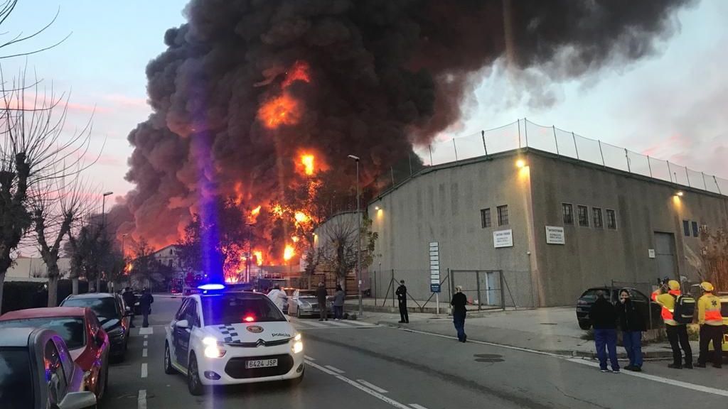 Incendio en la nave industrial de Montornès del Vallès.