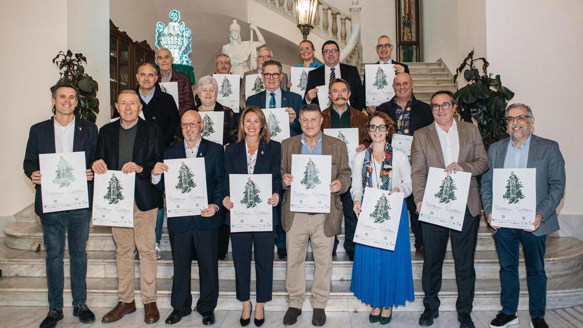 La alcaldesa, junto a representantes del certamen y oteas autoridades, muestran el cartel.