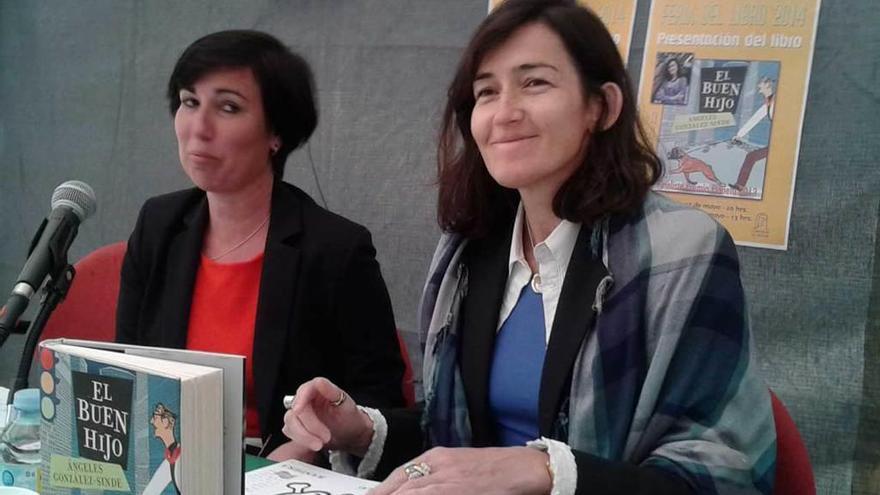 Almudena Avello y Ángeles González-Sinde, en la presentación del libro &quot;El buen hijo&quot; en la edición de 2014.