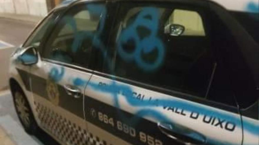 Pinta grafitis obscenos en un coche de la Policía Local y acaba en el cuartel de la Guardia Civil