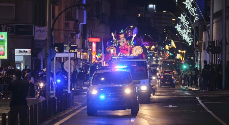 Cortejo Real que sustituye a la tradicional Cabalgata de Reyes Magos por el centro de Santa Cruz de Tenerife