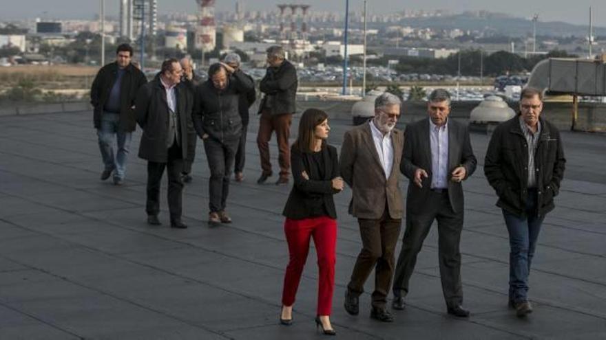 El conseller Rafael Climent subió hasta el tejado del pabellón para observar la nueva cubierta.