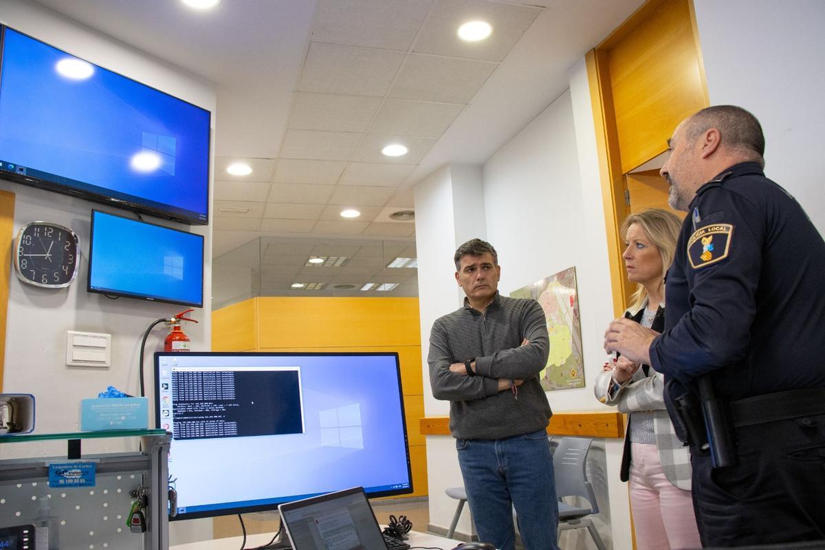 La alcaldesa, Paqui Bartual, revisa la instalación del sistema de videovigilancia.