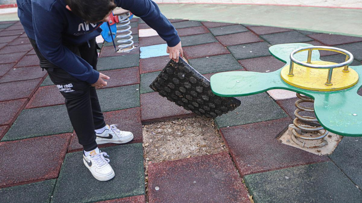 Desperfectos en el suelo de caucho de un parque infantil del municipio