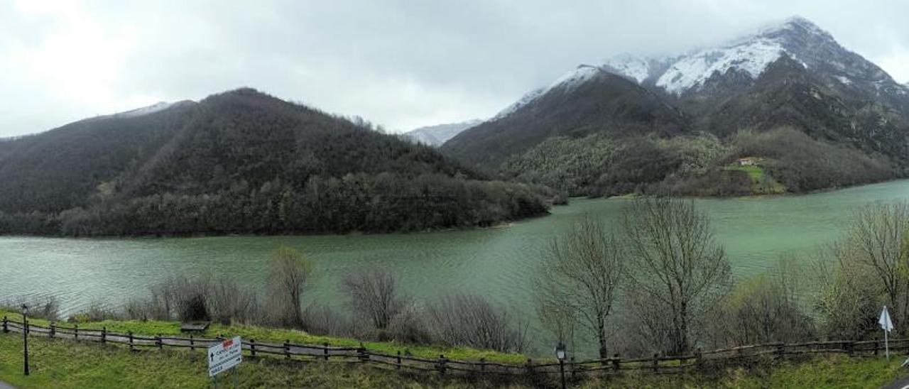 Las aguas embalsadas del pantano de Tanes, en el concejo de Caso.