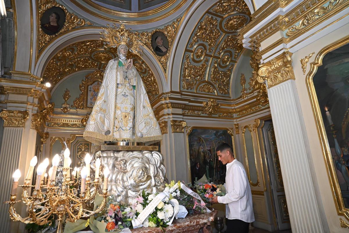 Rafa Mir, ante el confesionario durante la ofrenda a la Patrona