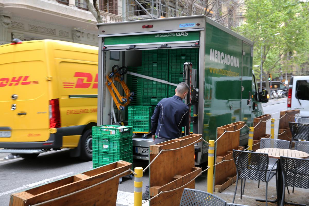 Un repartidor de Mercadona descarga el pedido en una calle de Barcelona, el mes pasado. 