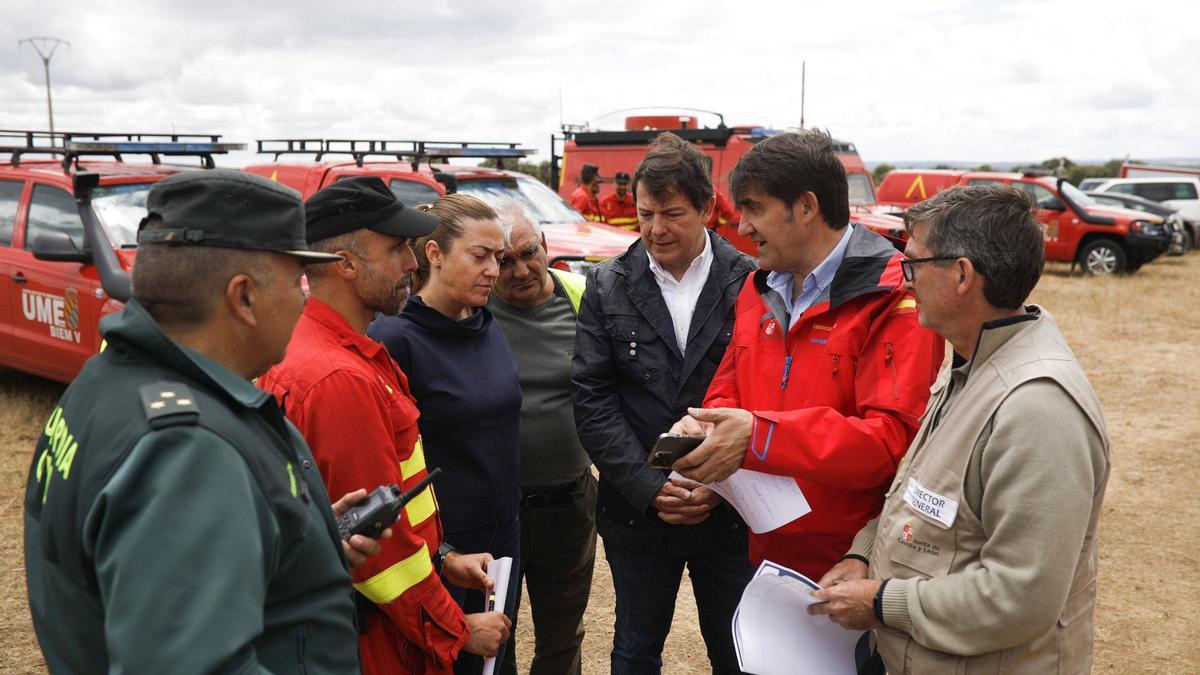 Mañueco junto a la delegada del Gobierno, Barcones, y el consejero de Medioambiente, Quiñones con técnicos del puesto de Sarracín.