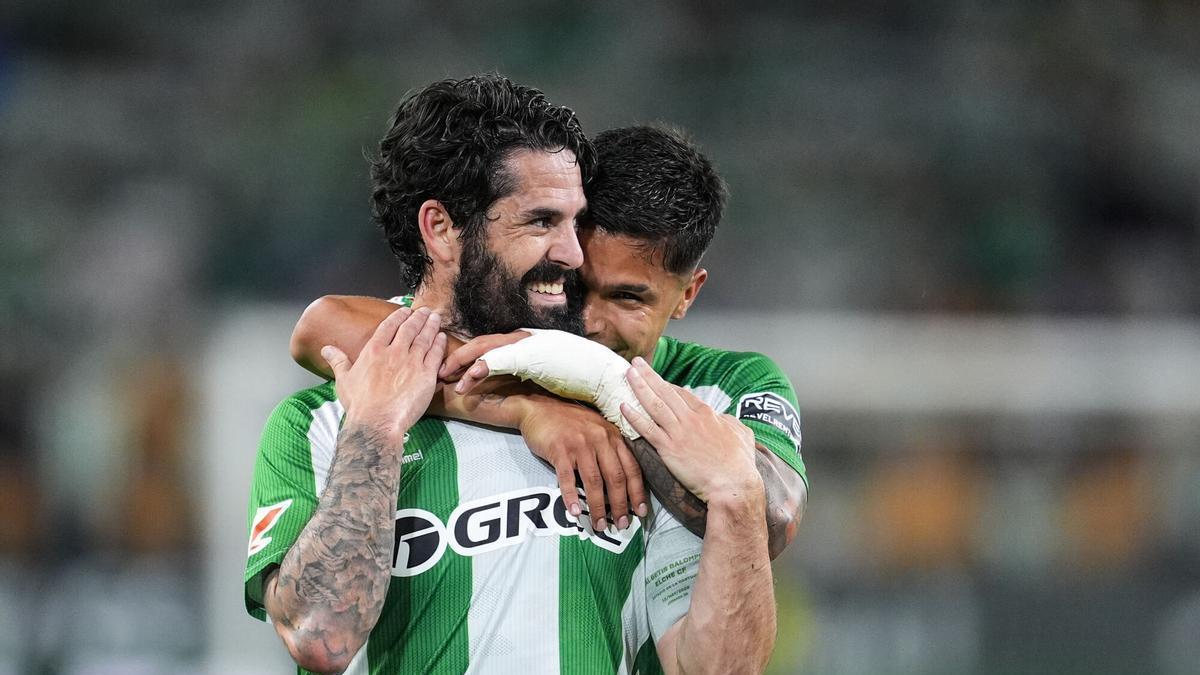 Isco Alarcón celebra con Cucho Hernández la victoria del Betis al Elche en Liga en La Cartuja y la clasificación a la Champions League