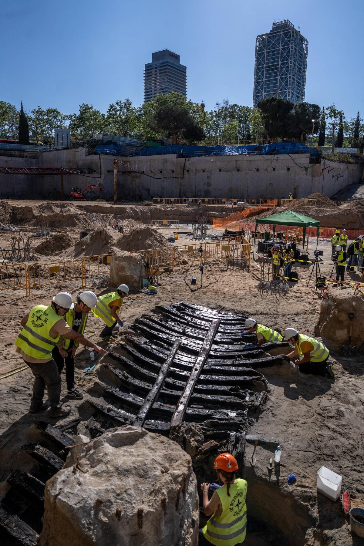 Un barco del siglo XV emerge entre las obras de la Ciutadella del Coneixement en Barcelona