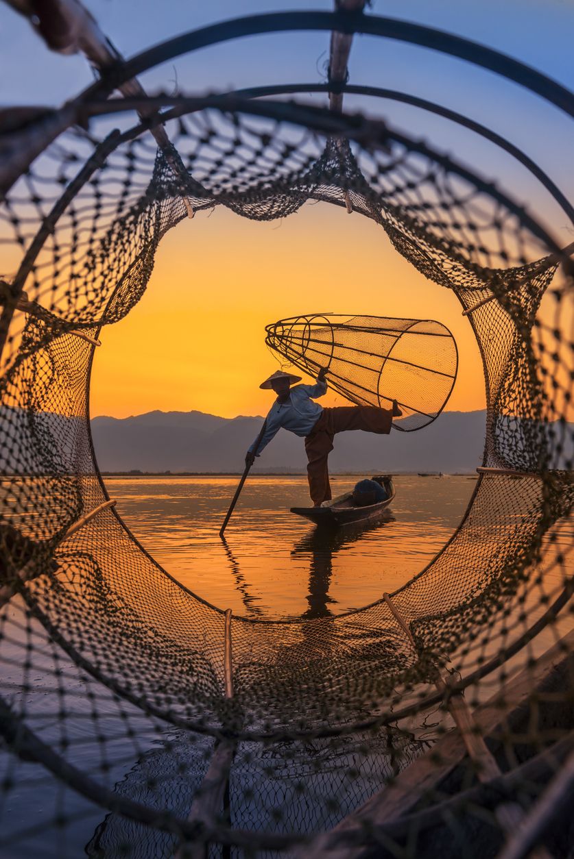 Los pescadores danzan como si fueran flamencos sobre las aguas del lago Inle.