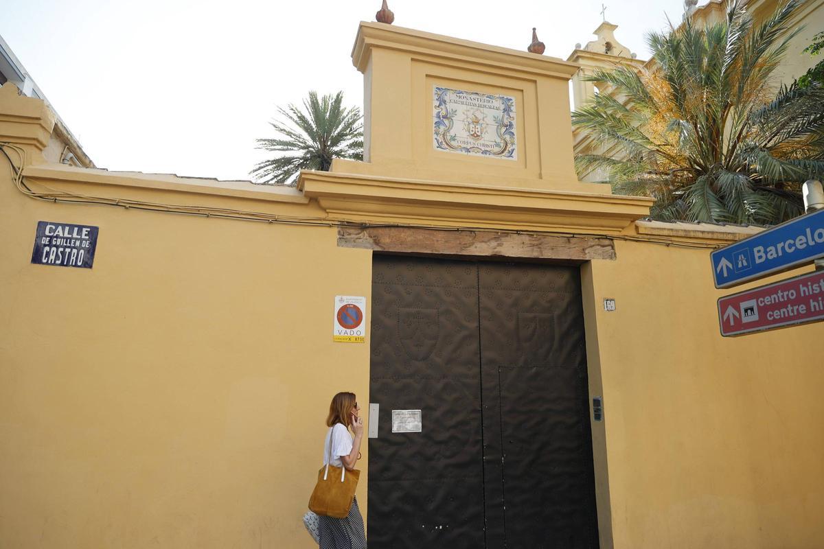 Fachada del Centro de Orientación Familiar Mater Misericordiae en València, donde presuntamente se practicaron terapias de conversión.