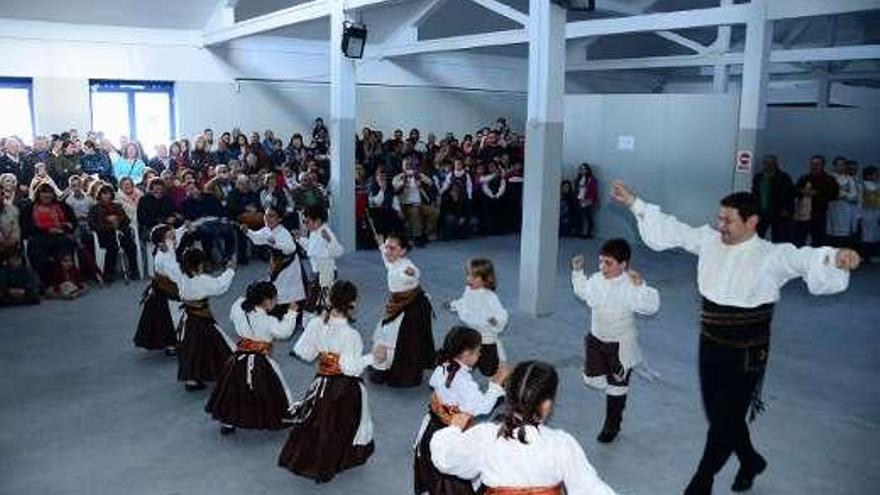 Arriba, premio del IES Rodeira a comuneros de Coiro. A la izda, festival en Moaña. Abajo, concierto de la escuela de música de Moaña y dcha, romería de Beluso en el pabellón.  // G.N.