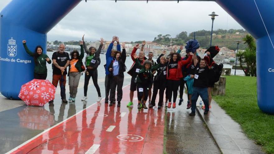 Cangas celebra una andaina y una prueba de natación para concienciar sobre la ELA