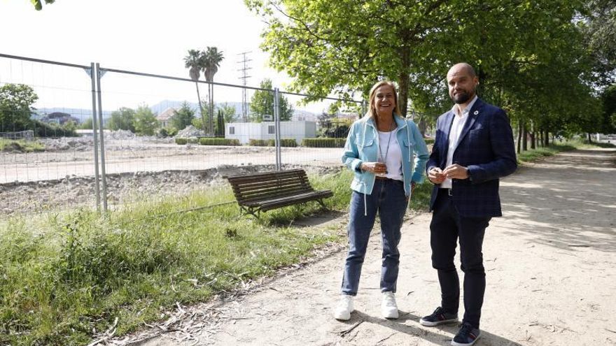 Carmela Silva e Iván Puentes, en la zona liberada del parque de maquinaria.