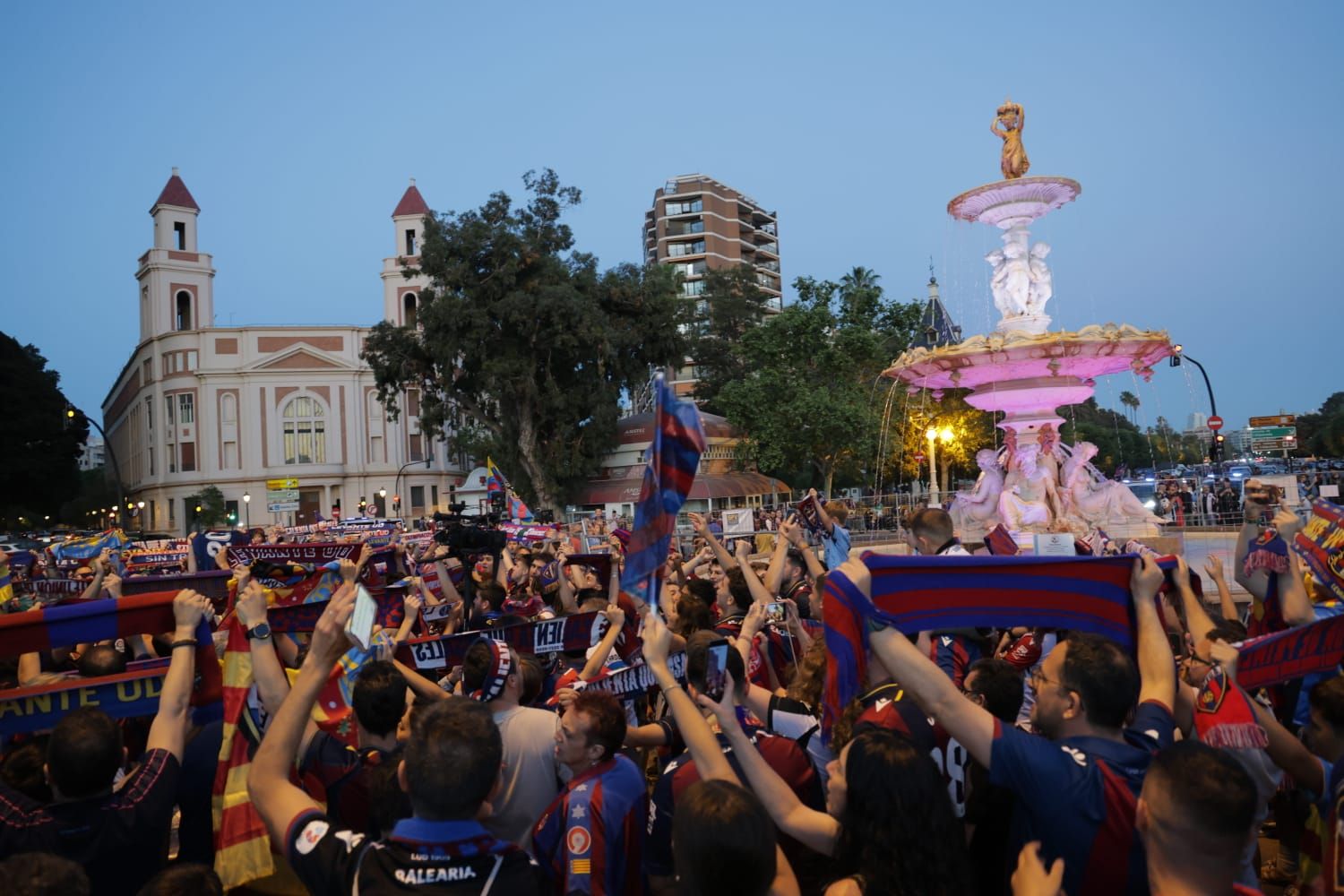 La afición del Levante UD festeja el ascenso en la fuente de Las Cuatro Estaciones