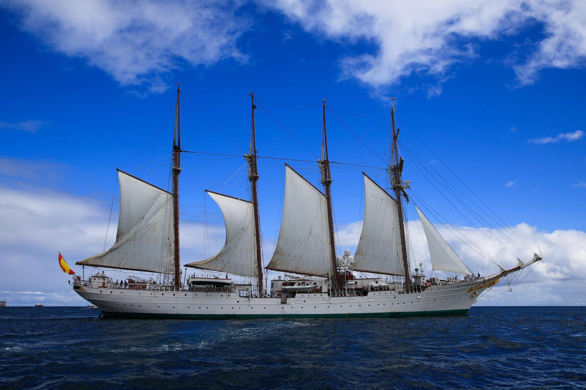 En IMÁGENES: Así fue la despedida de Leonor y el "Elcano" de El Musel en Gijón, con la Princesa maniobrando en el buque escuela