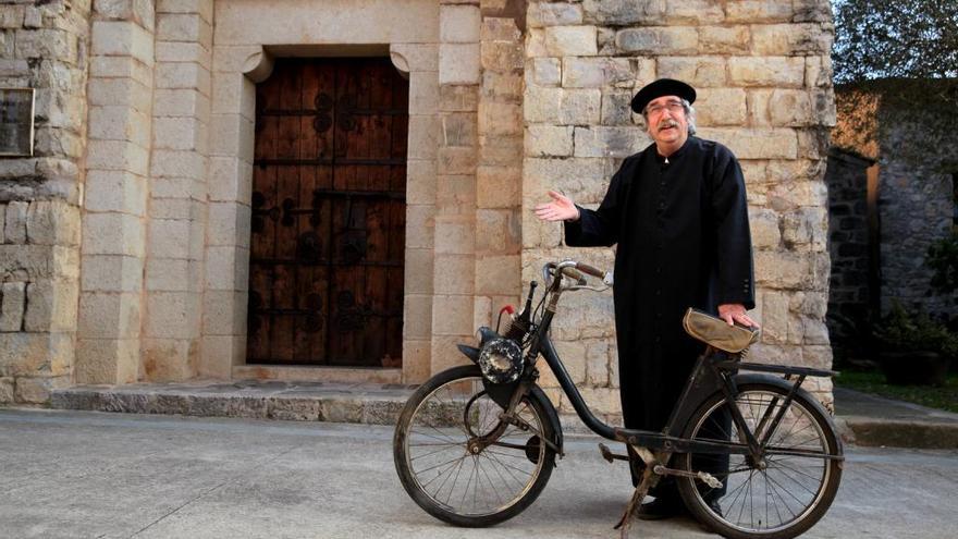 Víctor Montfort amb la VeloSolex davant de l&#039;església d&#039;Albanyà.