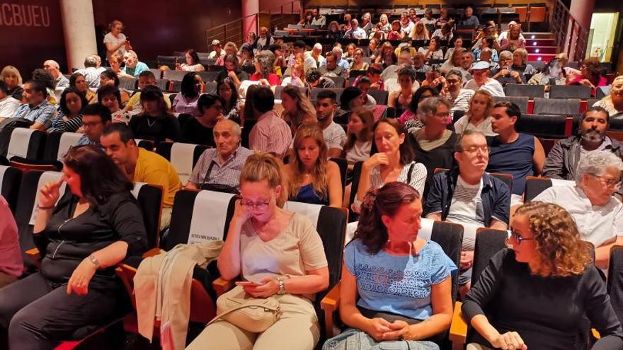 El Concello estudiará ampliar el aforo del Centro Social do Mar y dotarlo de camerinos