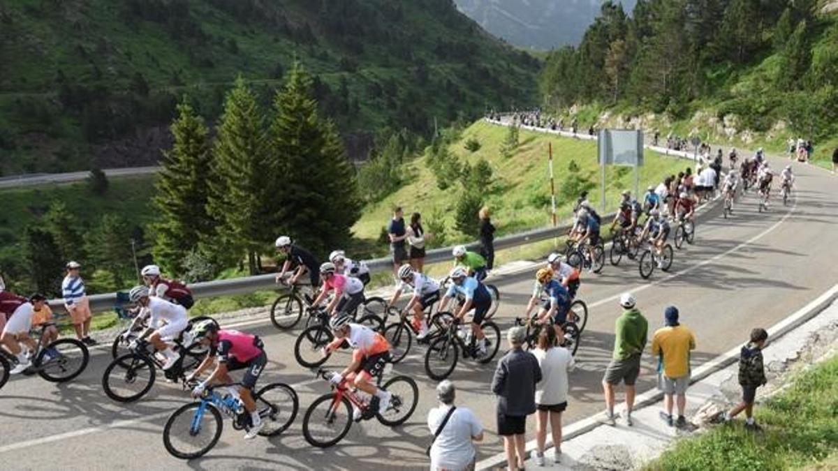Los cicloturisas de la Quebrantahuesos, durante la prueba de este sábado.