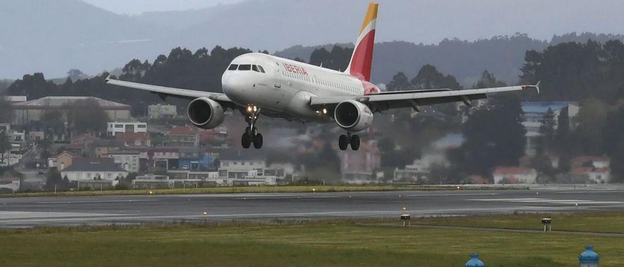 Un avión, sobre la pista, en Alvedro. |   // CARLOS PARDELLAS