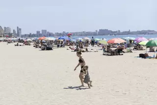 Las deficiencias de la playa de San Gabriel en Alicante: ni bandera, ni aseos, ni control policial, según el PSOE