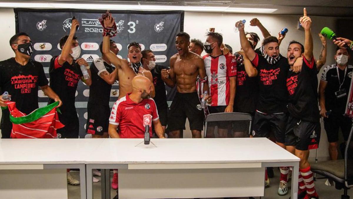 Los jugadores celebran con Movilla el ascenso a Segunda B. 