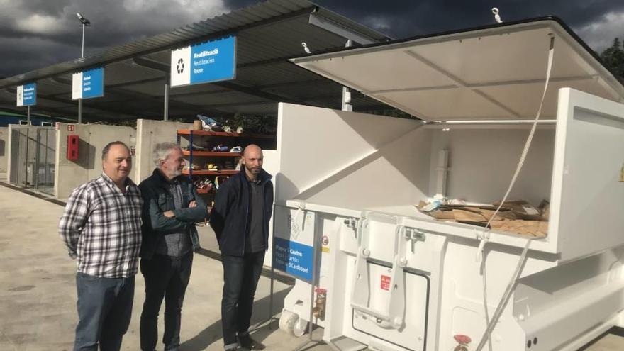 Andrés Nevado, M. A. March y Tomeu Cifre, junto a una compactadora.