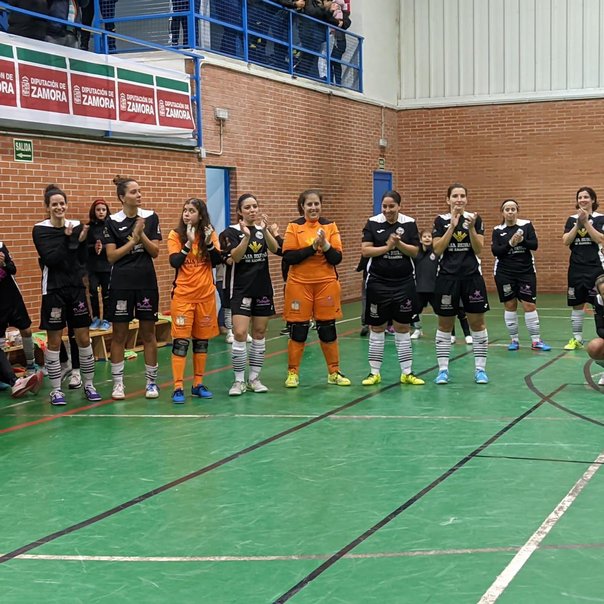 Las jugadoras del Caja Rural Alefran, aplaudiendo.