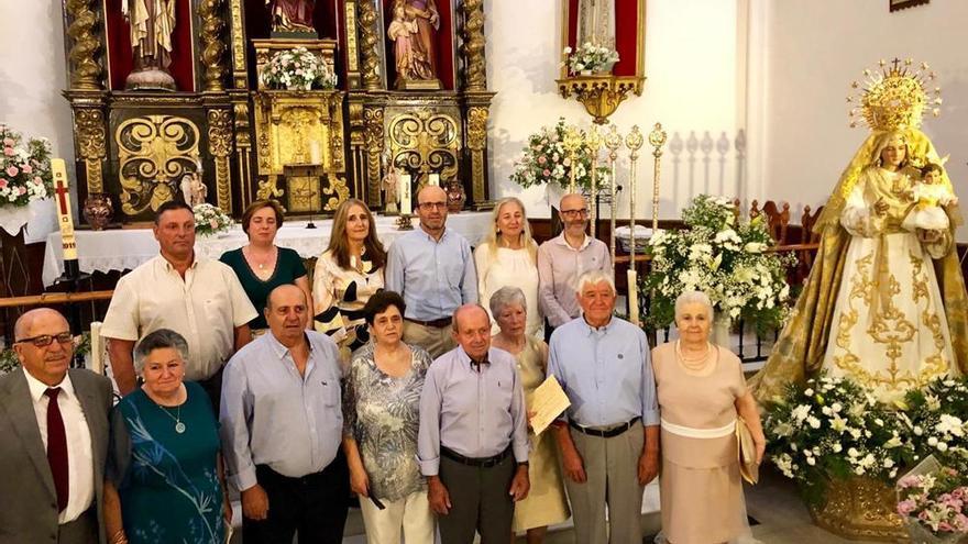 La hermandad de la Virgen de Tentudía rinde homenaje a los matrimonios de oro y plata