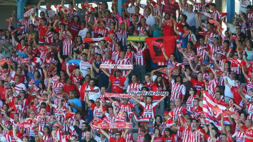 La grada ocupada por los seguidores del Sporting en El Toralín.