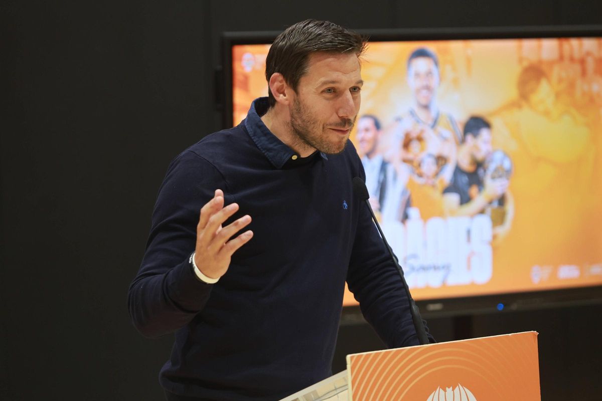Van Rossom, durante su discurso en la pista 5 de L'Alqueria del Basket