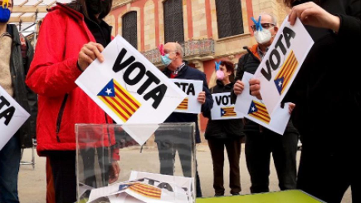 Miembros de Catalans per la Independència pidiendo el voto independentista.