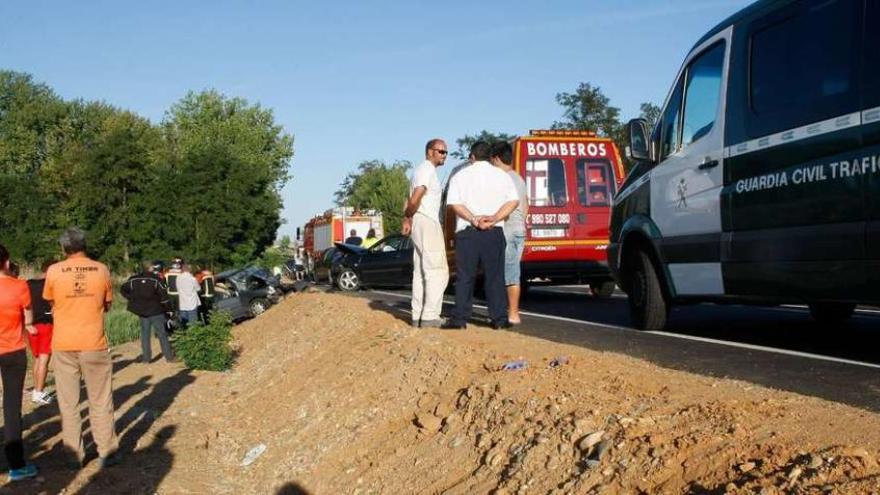 Los dos coches implicados en el accidente ocurrido ayer a la entrada de Villaralbo.