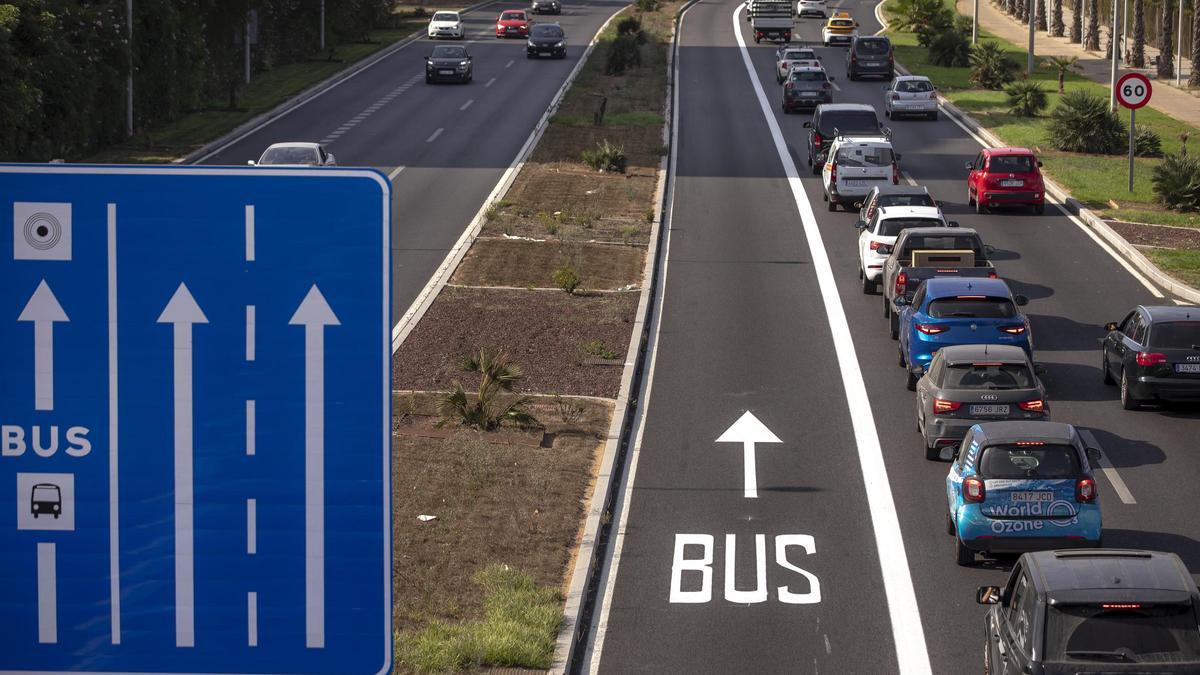 La DGT defiende la efectividad del carril Bus Vao