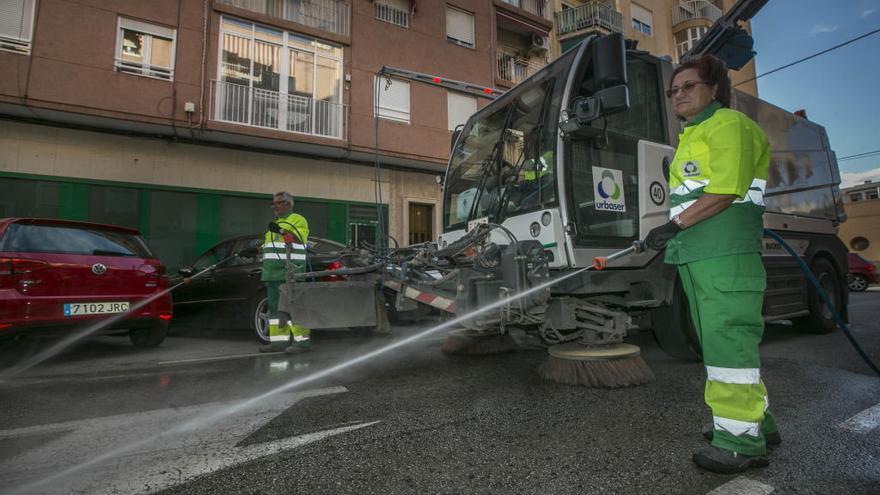 Tareas de limpieza de basura y baldeado de calles en Elche