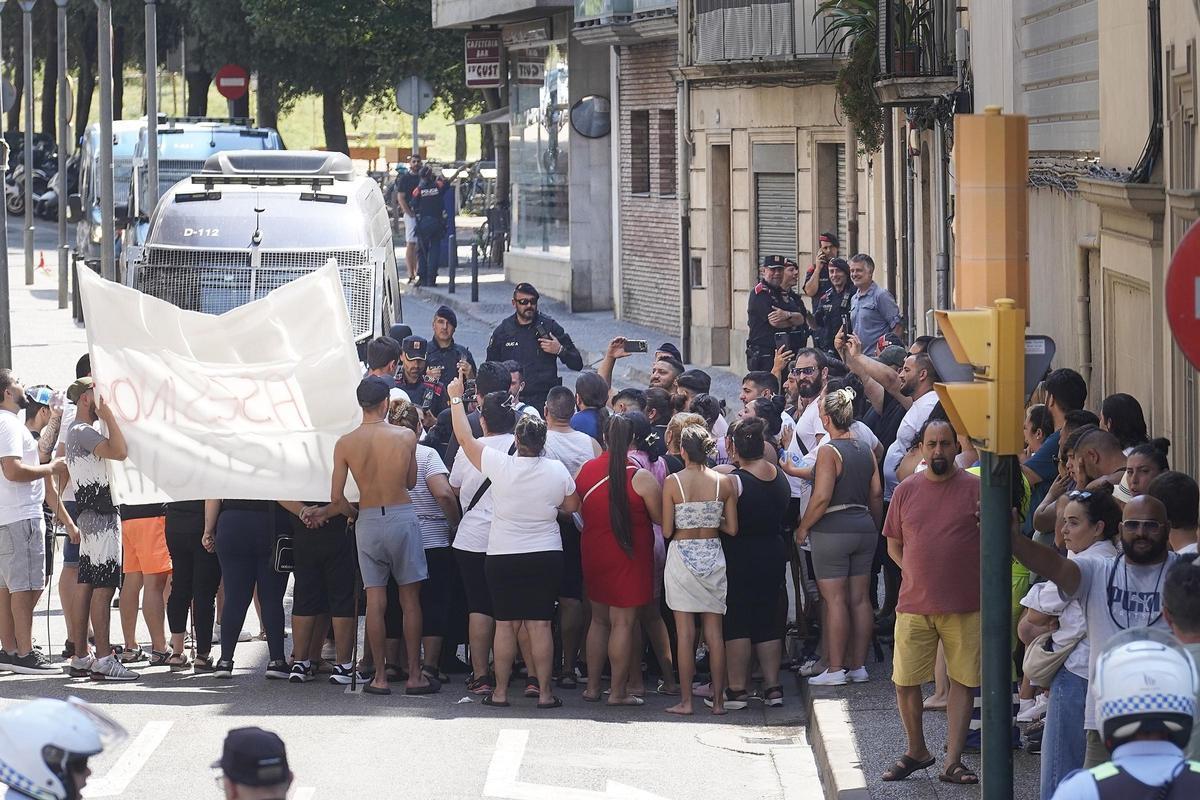 Les imatges de la protesta dels familiars i veïns de les víctimes del crim de la Font de la Pólvora