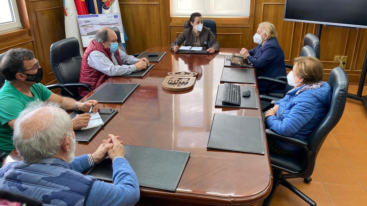 Reunión de la concelleira con asociaciones de vecinos de Cantodarea.