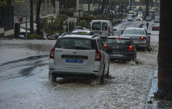 LAS PALMAS DE GRAN CANARIA. Lluvias en la ciudad de Las Palmas de Gran Canaria.  | 03/04/2019 | Fotógrafo: José Pérez Curbelo