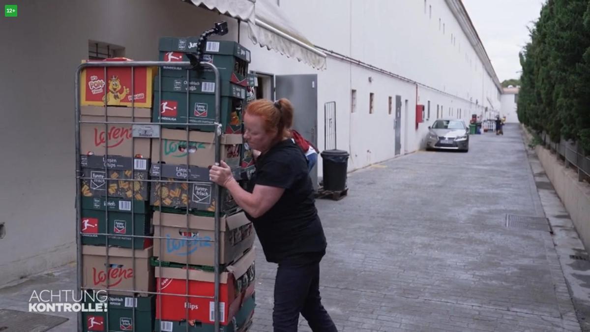 Silla Voigt, während sie einen Wagen mit Chips in den Hinterhof schiebt.
