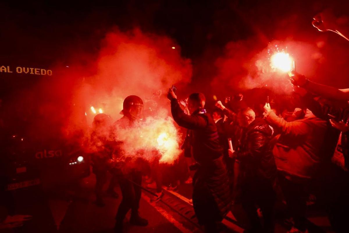 Las aficiones del Oviedo y el Sporting calientan motores antes del derbi