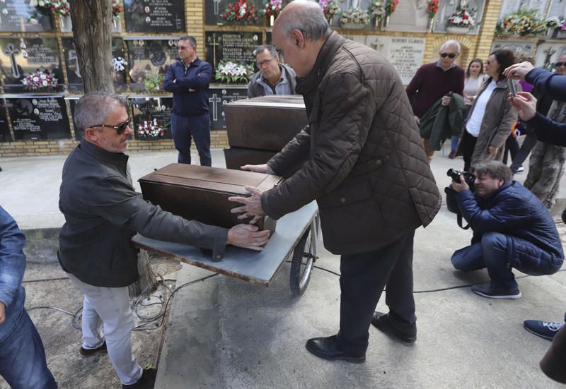 Entrega de los restos de los fusilados por el franquismo a sus familiares, en Paterna