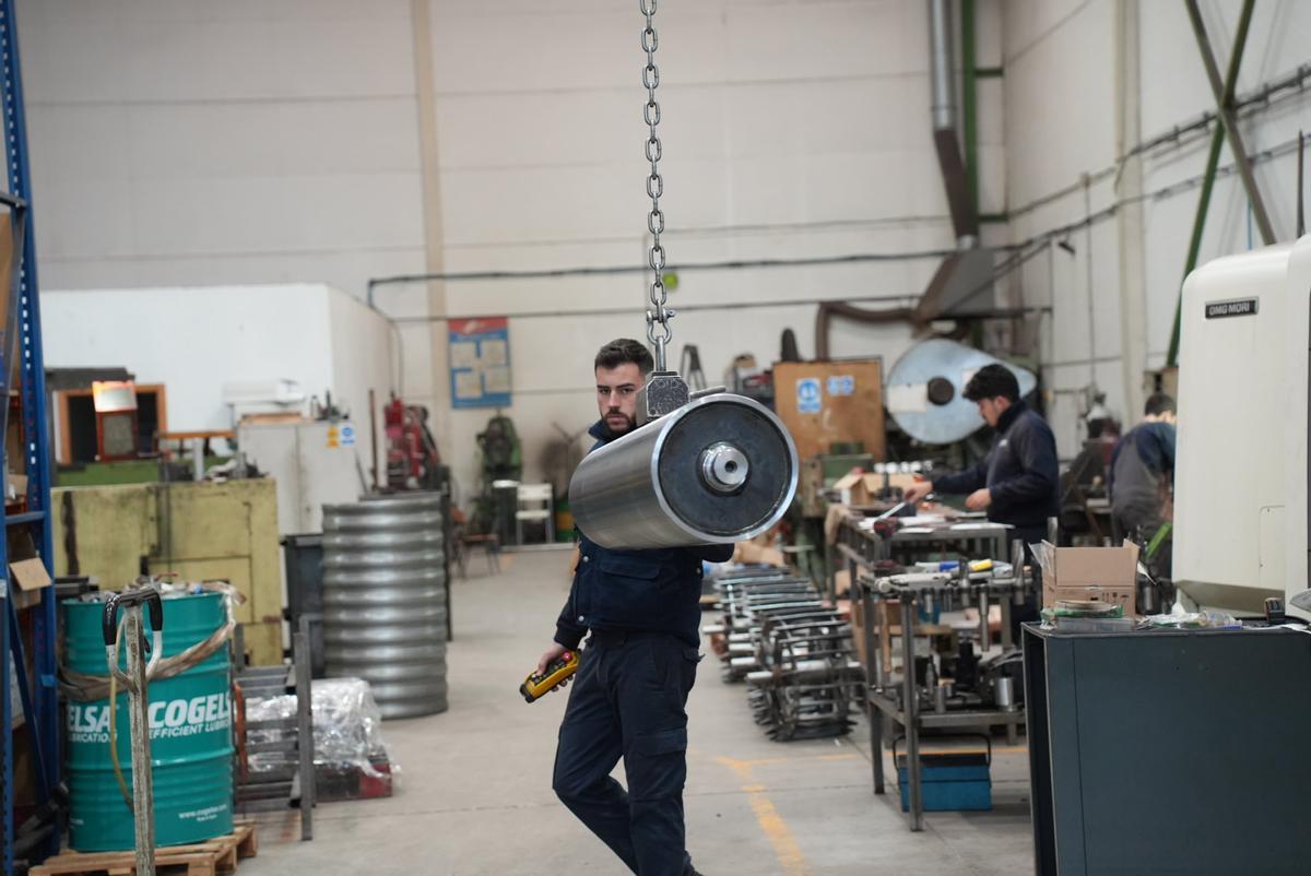 Trabajadores, en las instalaciones de una empresa del metal en Córdoba.